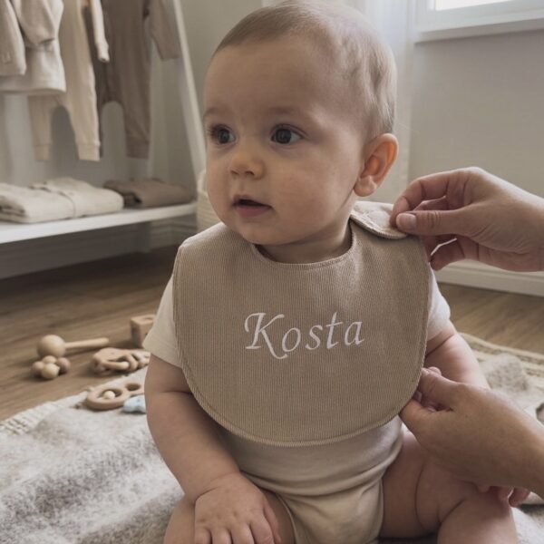 rib slabbetje met naam geborduurd